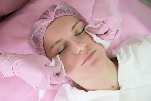 Нанесение крема после чистки лица