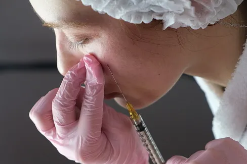 Осмотр врача перед инъекциями коллагена